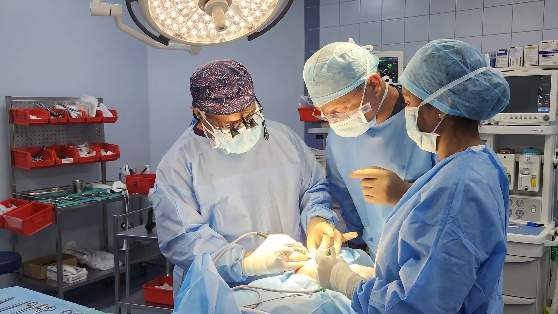 Surgeons at work under the operating theatre light